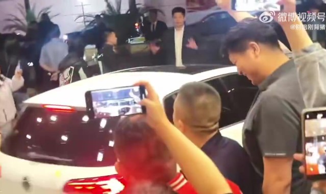 kaiyun安全登录-有温度！潘江赛后向远征北京客场的山西球迷深深鞠了一躬